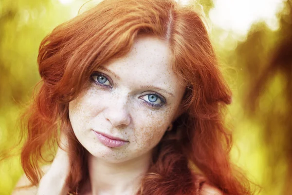 Portrét rusovláska dívka s modrýma očima na přírodu — Stock fotografie