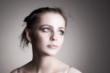 Güzel bir genç kadının portresi.