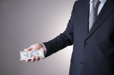 Para Studio ile iş adamı. Yolsuzluk kavramı. Yüz dolar faturaları