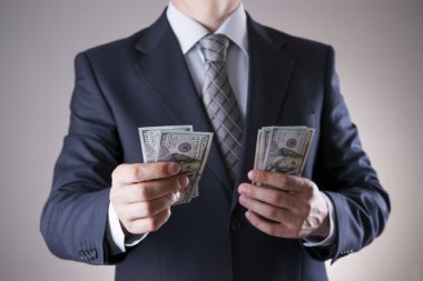 Para Studio ile iş adamı. Yolsuzluk kavramı. Yüz dolar faturaları