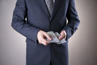 Para Studio ile iş adamı. Yolsuzluk kavramı. Yüz dolar faturaları