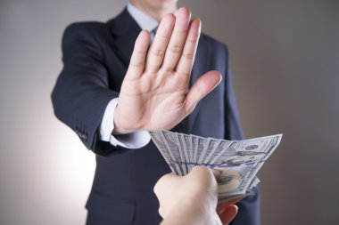Para Studio ile iş adamı. Yolsuzluk kavramı. Yüz dolar faturaları