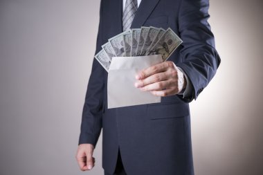 Para Studio ile iş adamı. Yolsuzluk kavramı. Yüz dolar faturaları