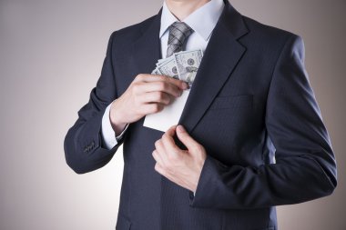 Para Studio ile iş adamı. Yolsuzluk kavramı. Yüz dolar faturaları