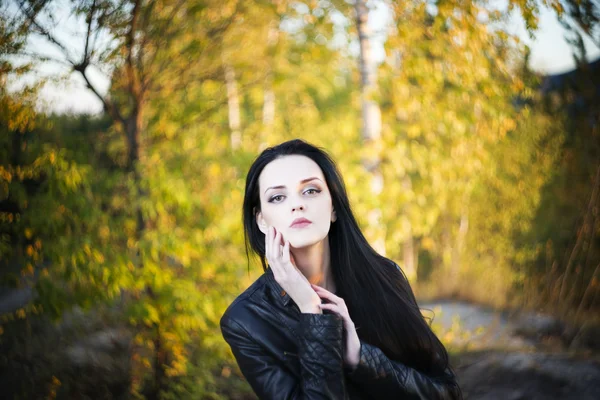 Mooie vrouw in het herfstbos — Stockfoto
