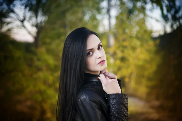 Schöne Frau im herbstlichen Wald — Stockfoto