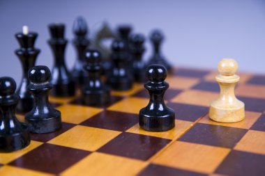 Ahşap satranç tahtasında satranç taşları konseptiyle