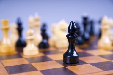 Ahşap satranç tahtasında satranç taşları konseptiyle