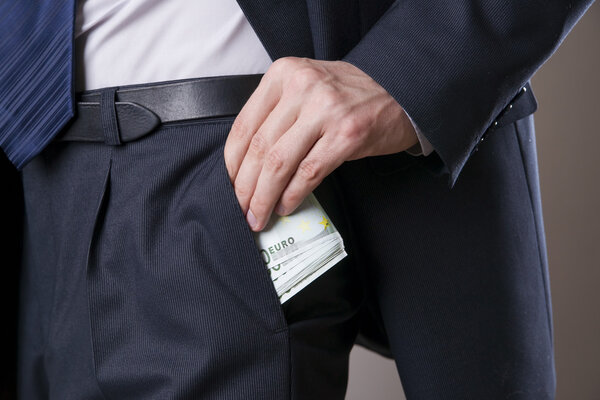 Бизнесмен с деньгами в студии
