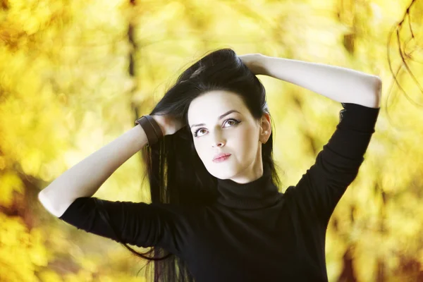 Gyönyörű nő őszi erdőben — Stock Fotó