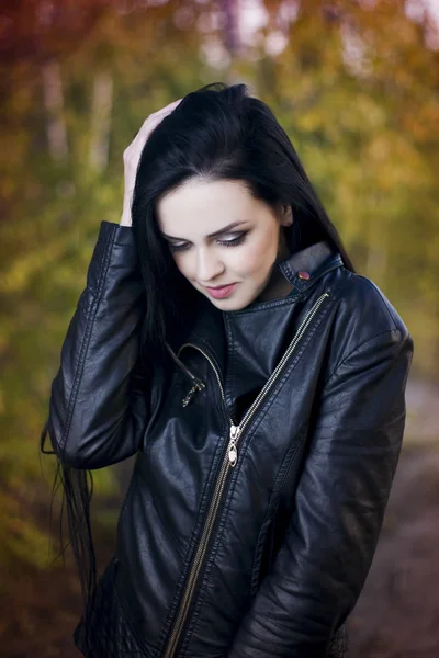 Schöne Frau im herbstlichen Wald — Stockfoto