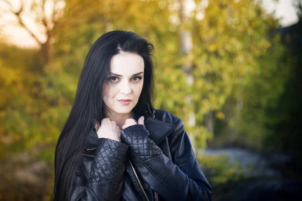 Hermosa mujer en el bosque de otoño — Foto de Stock