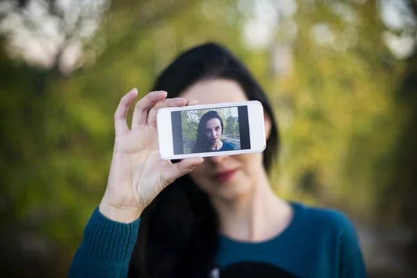 Selfie 屋外を行う美しい若い女性 ロイヤリティフリーのストック写真