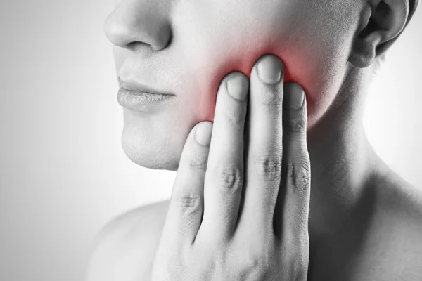 Un uomo con mal di denti. Dolore nel corpo umano — Foto Stock