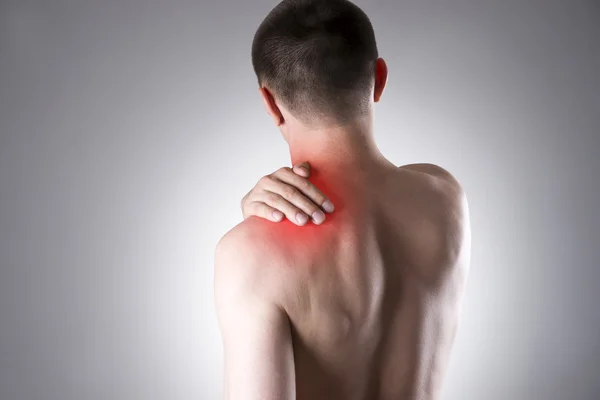 Hombre con dolor en el hombro. Dolor en el cuerpo humano — Foto de Stock