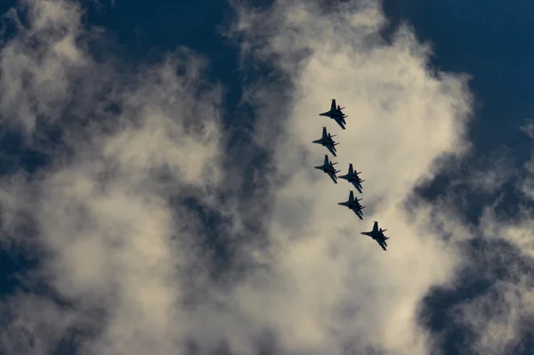 Group su-27 performing aerobatics at an airshow — Stock Photo, Image