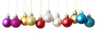 Beyaz arka planda izole edilmiş Noel topları