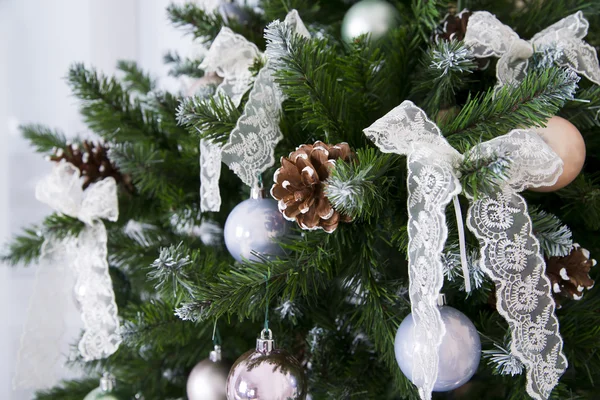 Glanzende kerstballen opknoping op pijnboomtakken — Stockfoto