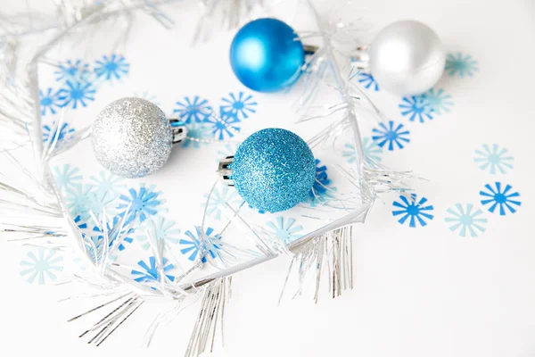 Bolas de Natal em um fundo branco — Fotografia de Stock