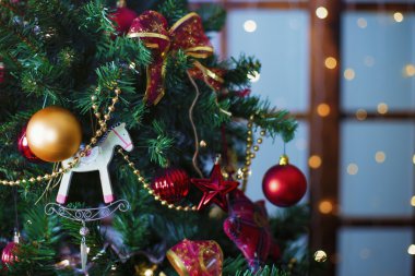 Çamın dalları üzerinde asılı parlak Noel topları