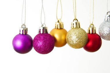 Beyaz bir arka plan üzerinde izole Noel topları portre