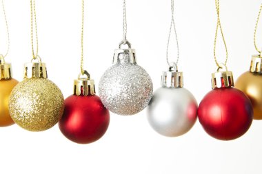 Beyaz bir arka plan üzerinde izole Noel topları portre