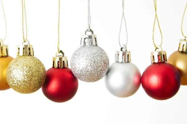 Рождественские шары крупным планом на белом фоне — стоковое фото