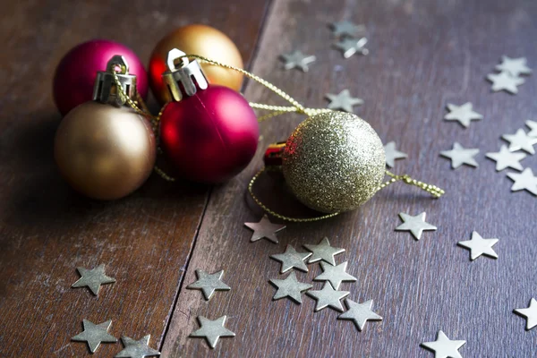 Kerstballen op houten achtergrond — Stockfoto