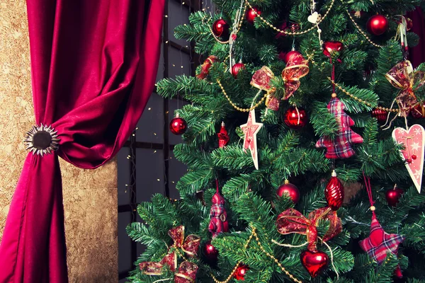 Glanzende kerstballen opknoping op pijnboomtakken — Stockfoto