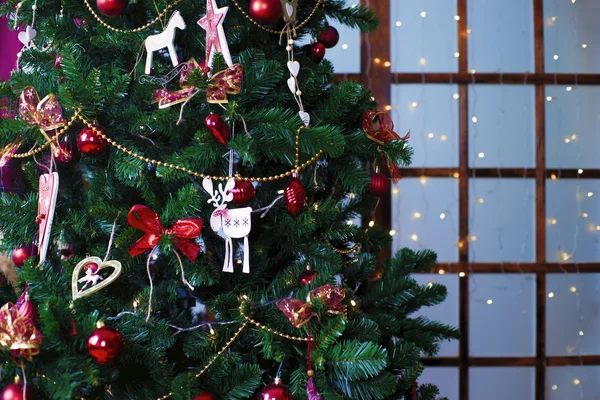 Glanzende kerstballen opknoping op pijnboomtakken — Stockfoto