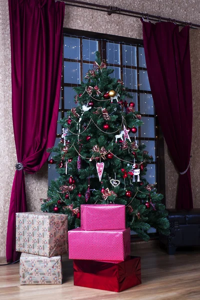 Kerstboom volledige lengte en geschenk dozen — Stockfoto