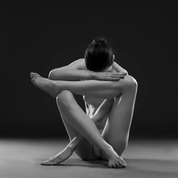Yoga desnudo. Hermoso cuerpo sexy de mujer joven sobre fondo gris —  Fotos de Stock