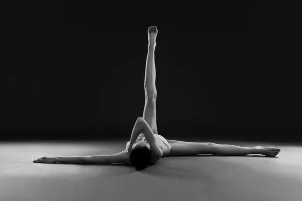 Naken yoga. Vackra sexiga kropp ung kvinna på grå bakgrund — Stockfoto