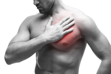 Kalp krizi. Beyaz arka plan üzerinde izole göğüs ağrısı ile genç kaslı adam