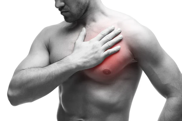 Ataque cardíaco. Hombre joven musculoso con dolor torácico aislado sobre fondo blanco — Foto de Stock