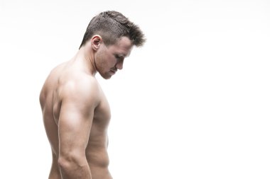 Yakışıklı kaslı vücut geliştirmeci beyaz arka plan üzerinde poz. İzole studio kopya alanı ile vurdu