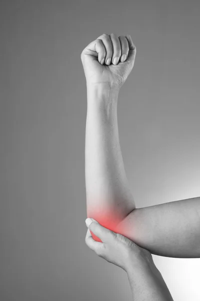 手の関節の痛み。女性の手のケア。灰色の背景に人間の体の痛み — ストック写真