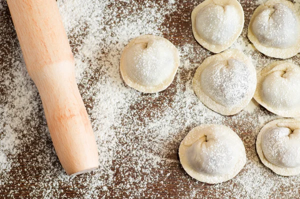 Gnocchi crudi domestici sul tavolo — Foto Stock