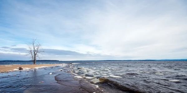 Lake Champlain erken bahar