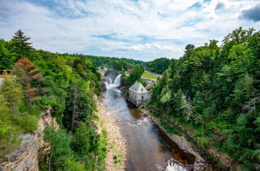 Geçit boyunca AuSable Chasm uçurumları
