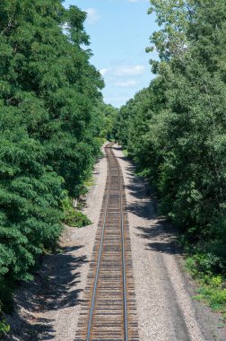 Yukarıdan gelen tren rayları mesafeye doğru koşuyor