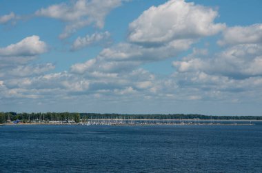 Marina, Champlain Gölü 'ndeki körfezin karşısında.