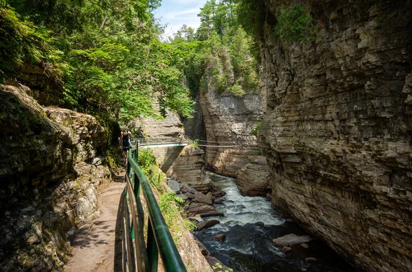 Geçit boyunca AuSable Chasm uçurumları