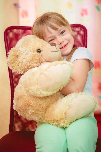 Kleines Mädchen umarmt Teddybär — Stockfoto