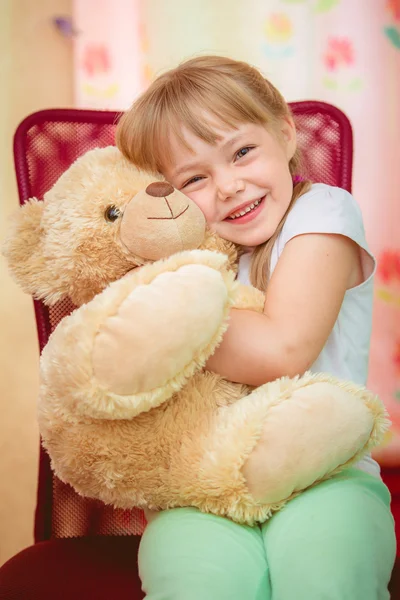 Malá holčička objímání medvídek — Stock fotografie