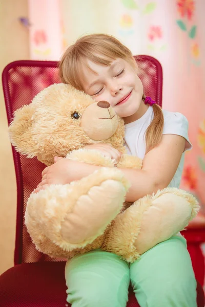 Niña abrazando oso de peluche —  Fotos de Stock