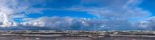 Panorama de um mar tempestuoso . — Fotografia de Stock