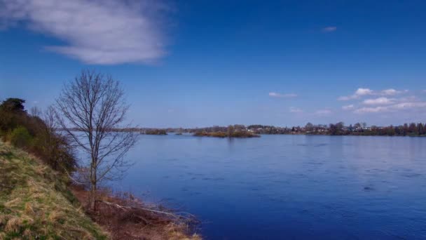 Tme lapse Wolken über dem Fluss. — Stockvideo