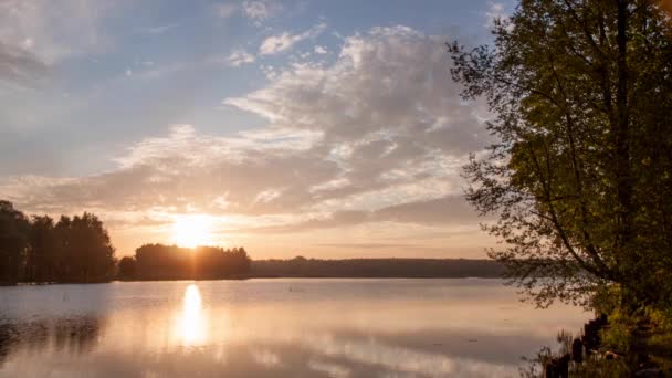 Tijd lapse zonsopgang boven het meer. — Stockvideo