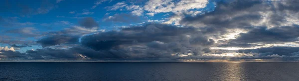 Panorama du lever du soleil sur la mer . — Photo